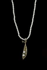 Pea Pod Pearl Pendant - Erbsenschote Perlenkette mit Anhänger