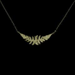 Fern Leaf Dainty Pendant - Farn Kette liegend